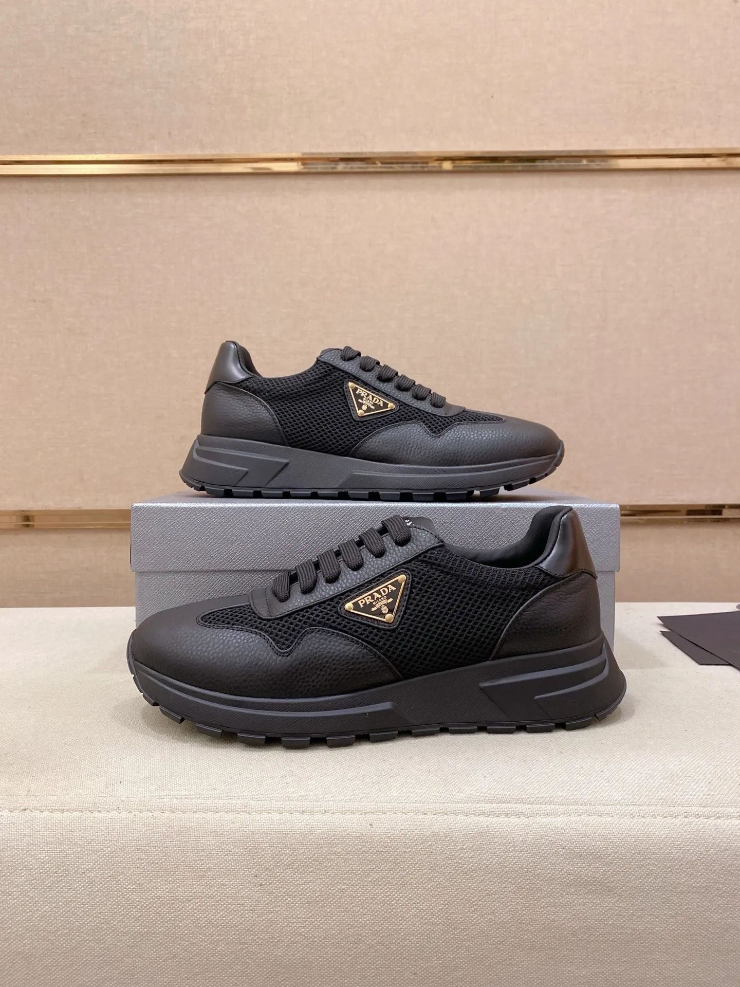 Men's shoes 💰 580💰 ✔️✔️✔️High version High-quality new PRADA (Prada) counters are launched simultaneously, new men's shoes, 😘fabrics are selected from first-layer cowhide fabrics. Lining: Imported cowhide leather lining. 👍🏿High-end☄️Open-molded non-slip rubber outsole, exquisite lines, simple and elegant, comfortable and high-end for leisure travel. Code number: 38 to 45